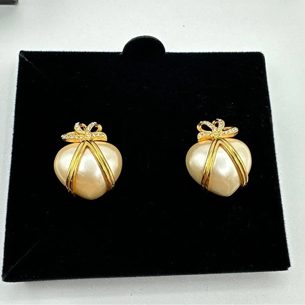 Vintage Joan Rivers Captured‎ Faux Pearl Heart Gold Tone Pierced Earrings 1”#516